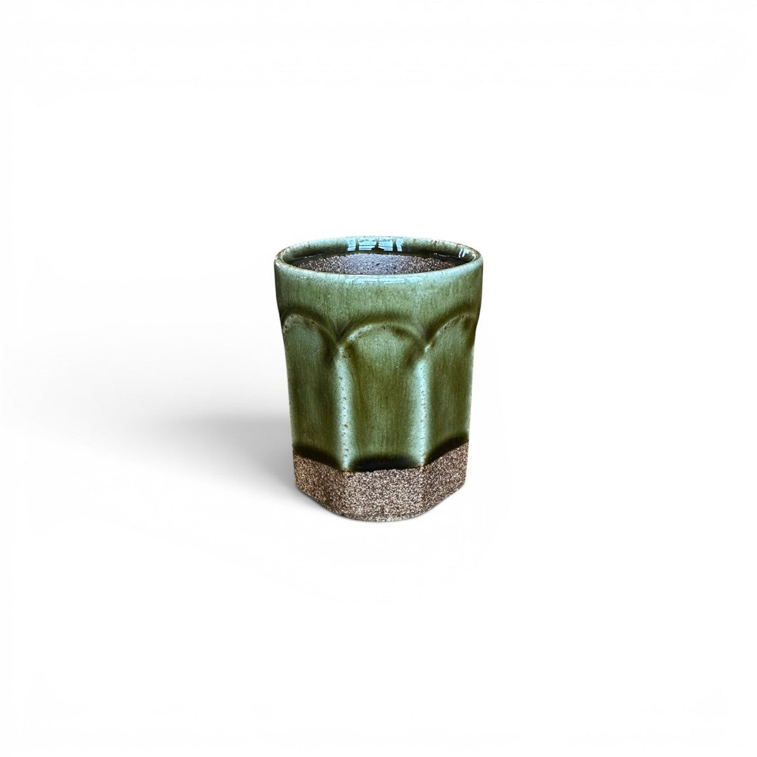 Tasse japonaise Yunomi Yugen lab en céramique vert profond avec base brute texturée et design sans anse