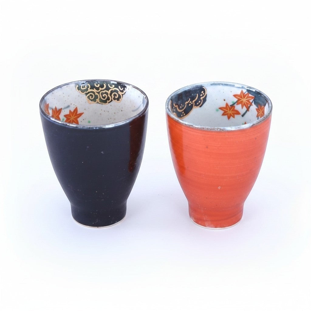 Set de 2 tasses à thé Yugen lab en céramique noire et rouge avec motifs de feuilles d'érable Momiji à l'intérieur.