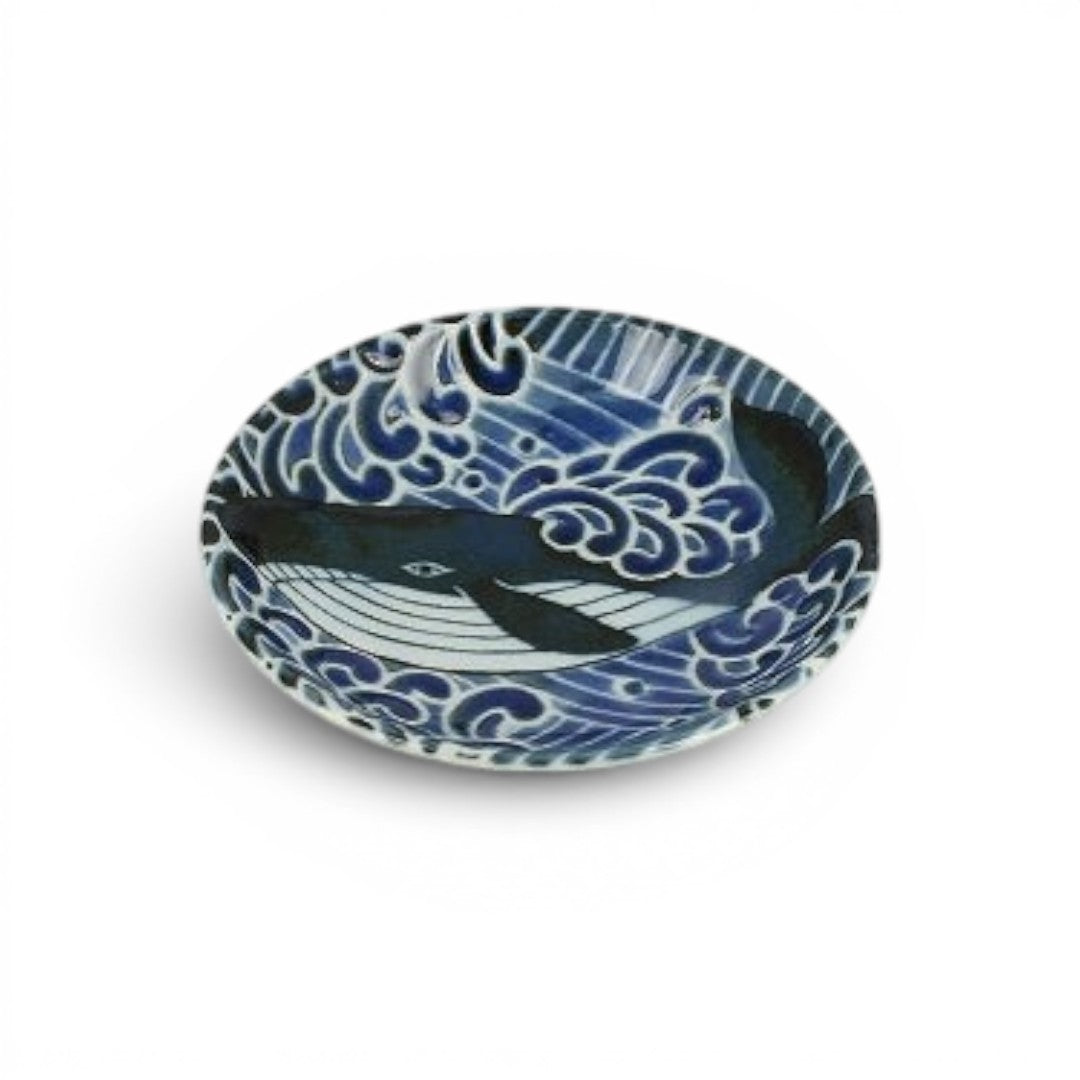 Coupelle japonaise en porcelaine motif baleine et vagues bleues.