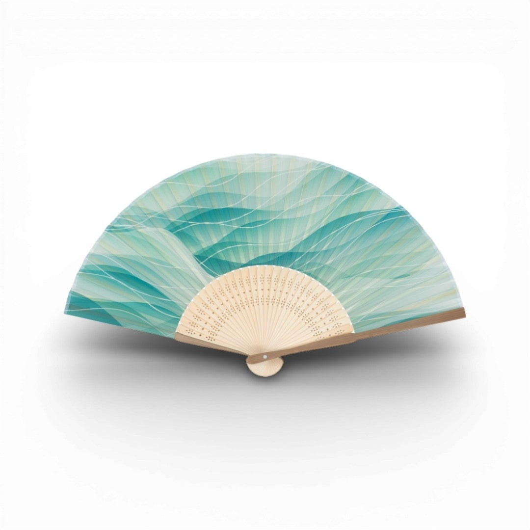 Éventail japonais en bambou et polyester avec motif vagues turquoise.