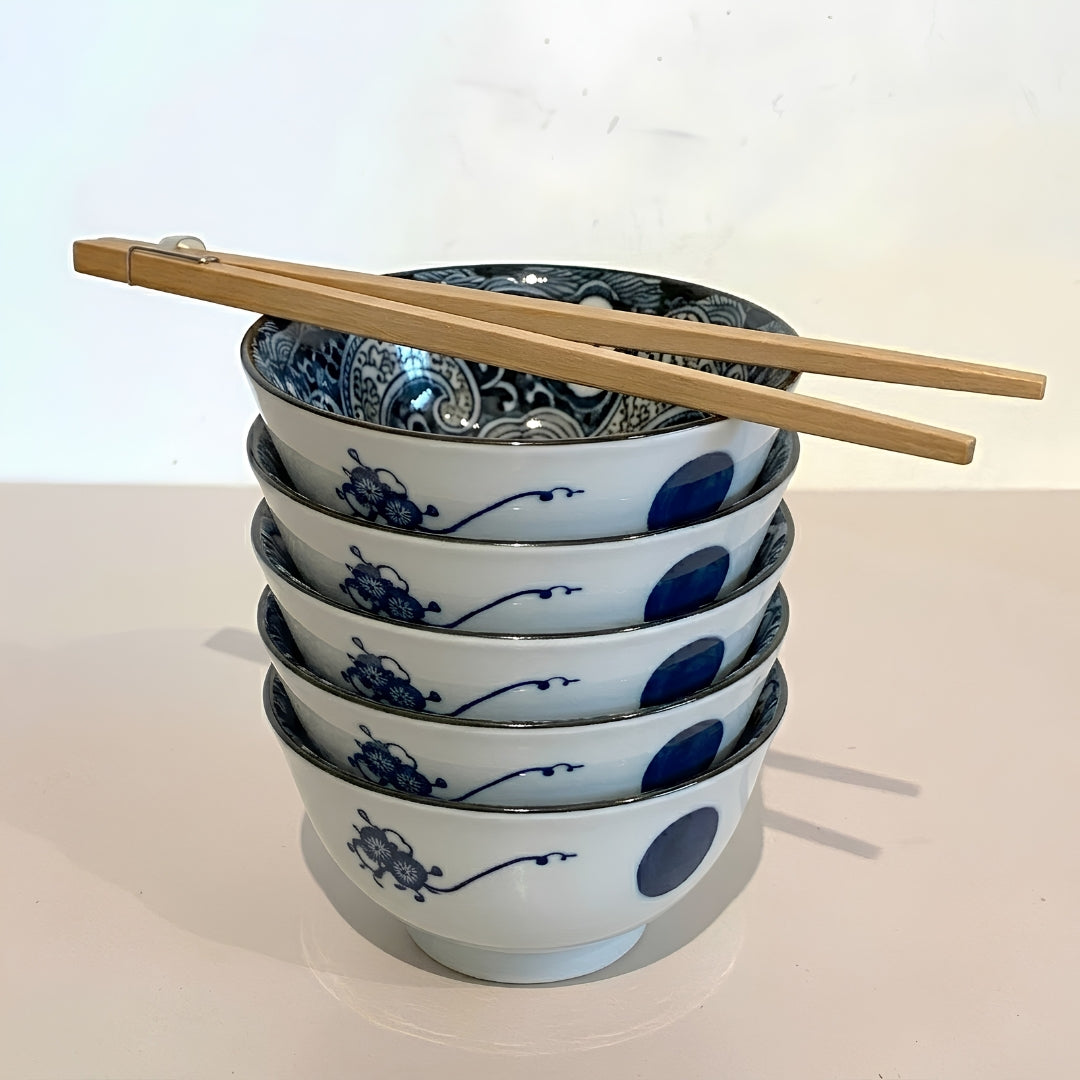 Bols japonais Marque Famille empilés avec baguettes en bois et décor bleu traditionnel
