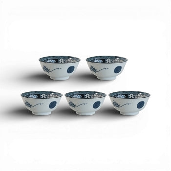 Set de 5 bols Marque Famille en porcelaine blanche et bleu indigo sur fond clair