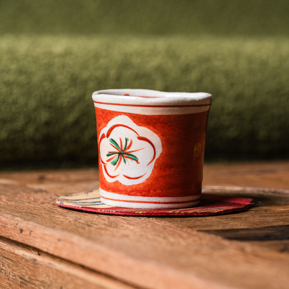 Tasse rouge japonaise à l'unité