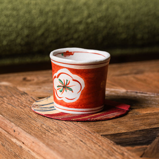 Japanische rote Tasse einzeln