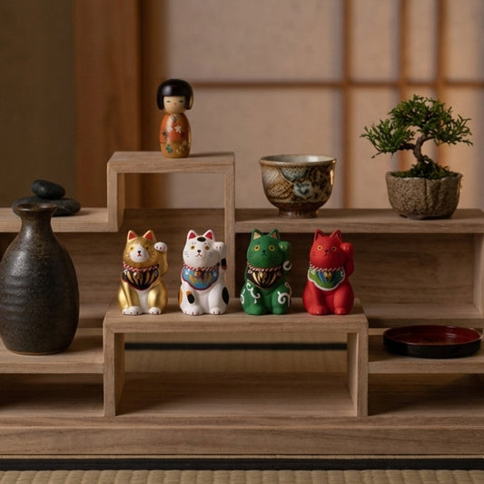 Collection de Maneki Neko japonais sur étagère en bois zen
