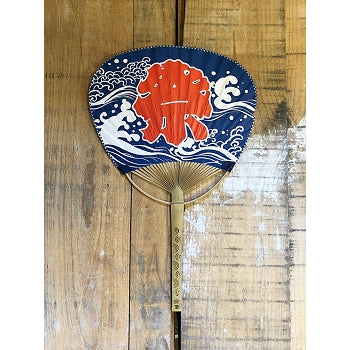 Éventail japonais à manche en bambou, modèle bleu avec décor de vagues blanches.