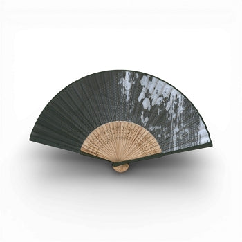 Éventail japonais en polyester et bambou noir avec motif abstrait blanc et gris.