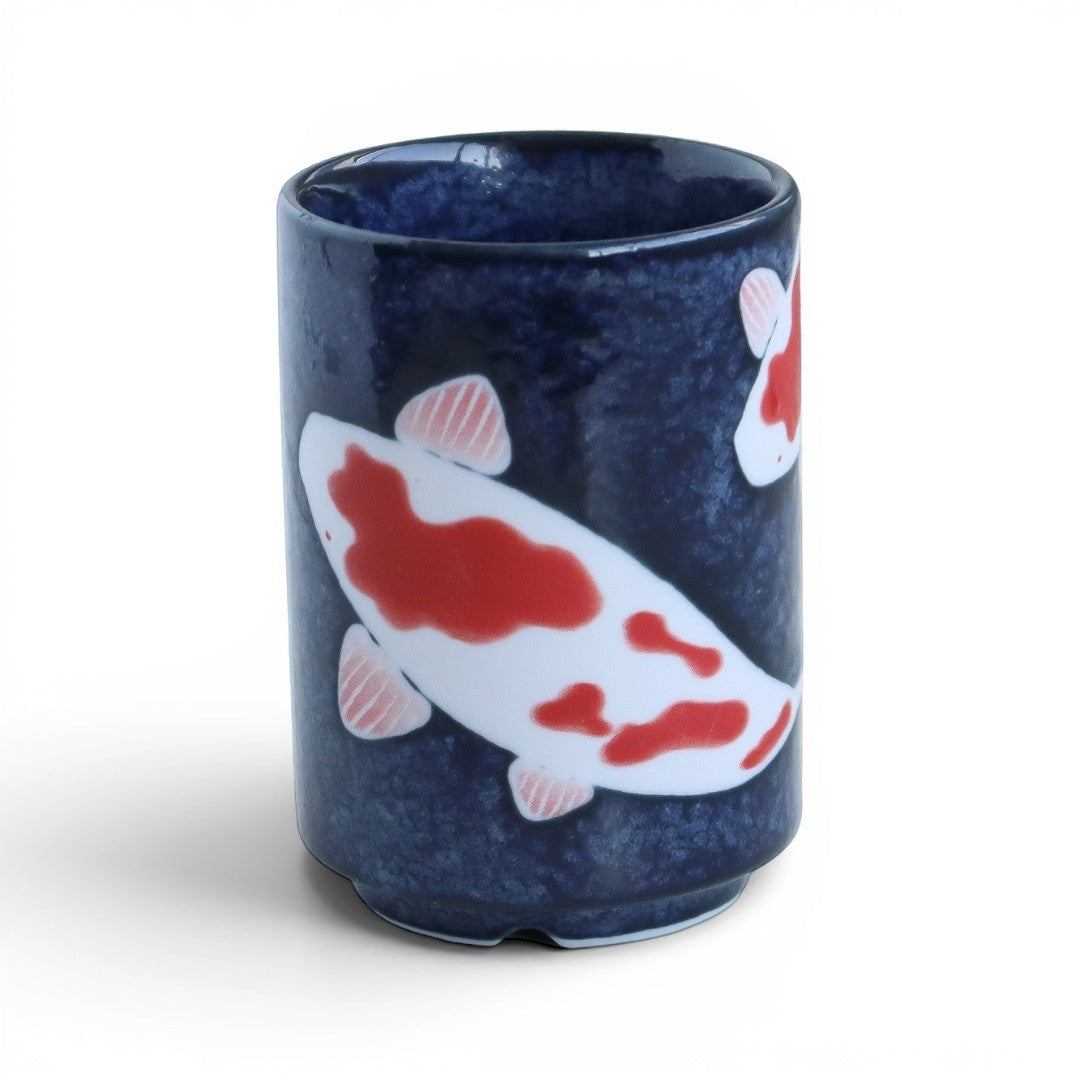 Yunomi japonais en porcelaine décoré de carpes koi sur fond blanc
