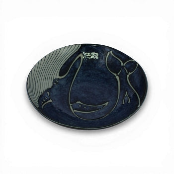 Assiette en porcelaine japonaise bleu profond avec motif baleine stylisée