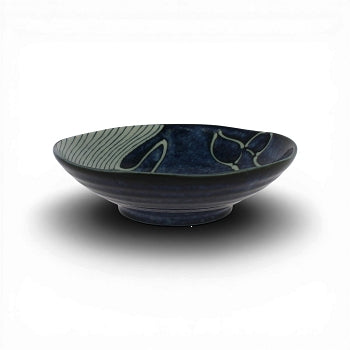 Assiette en porcelaine japonaise bleu profond avec motif baleine stylisée