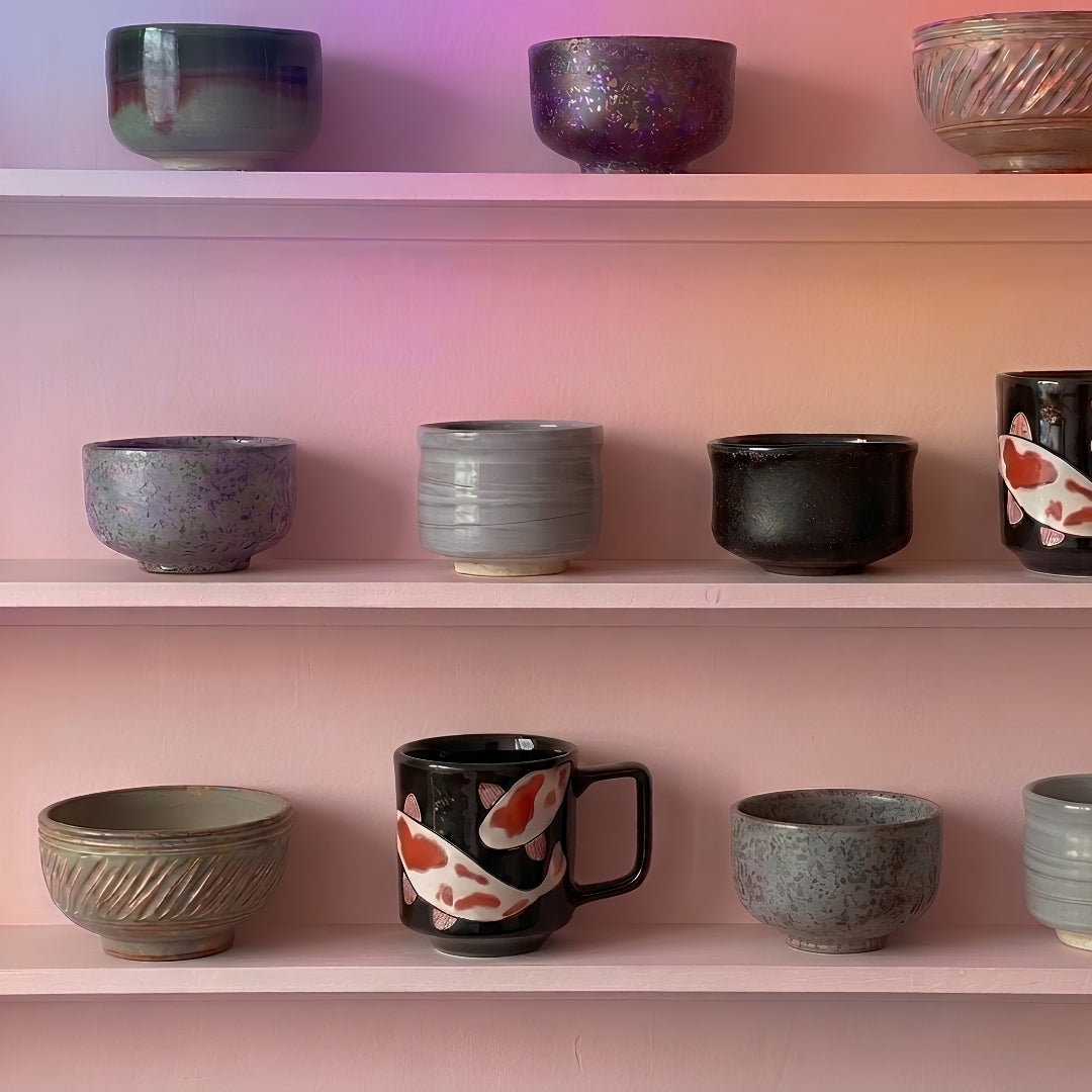Bol Donburi Mino gris argile présenté sur une étagère de vaisselle japonaise