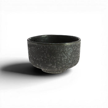Petit bol matcha japonais noir brut en céramique mouchetée