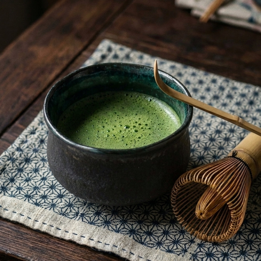 Bol matcha japonais noir avec thé matcha et fouet en bambou