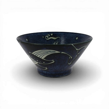 Vue latérale du bol ramen japonais décoré d'une baleine sur fond bleu profond