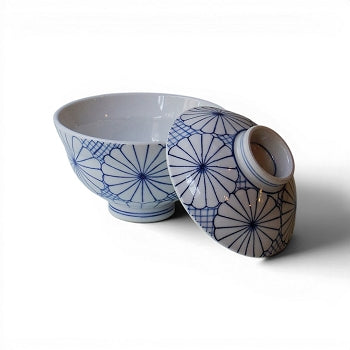 Dessous du donburi japonais décor floral bleu sur fond blanc