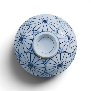Vue de dessus du couvercle donburi à motif floral bleu japonais