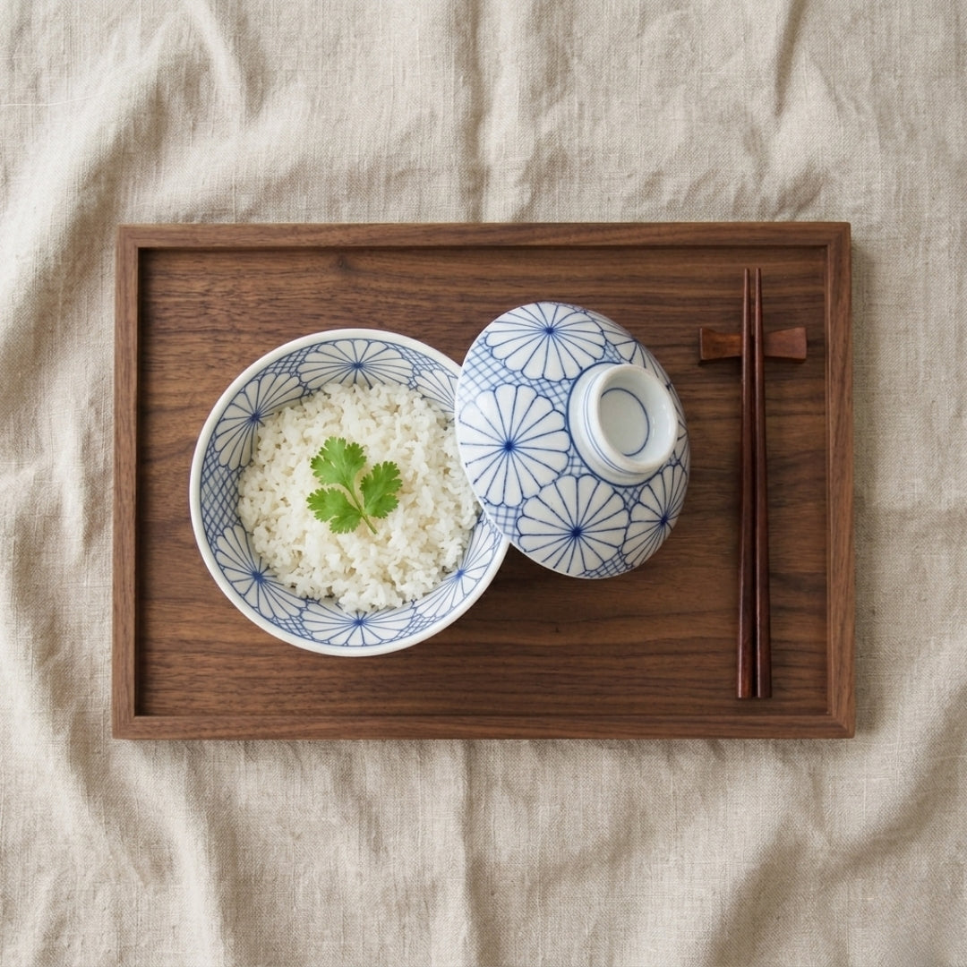 Donburi japonais fleur bleue avec couvercle servi sur plateau en bois