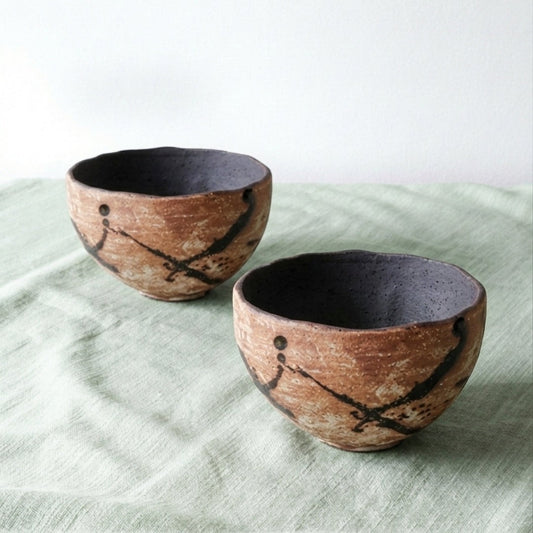 Deux bols japonais Kairagi brun terre avec motifs noirs texturés