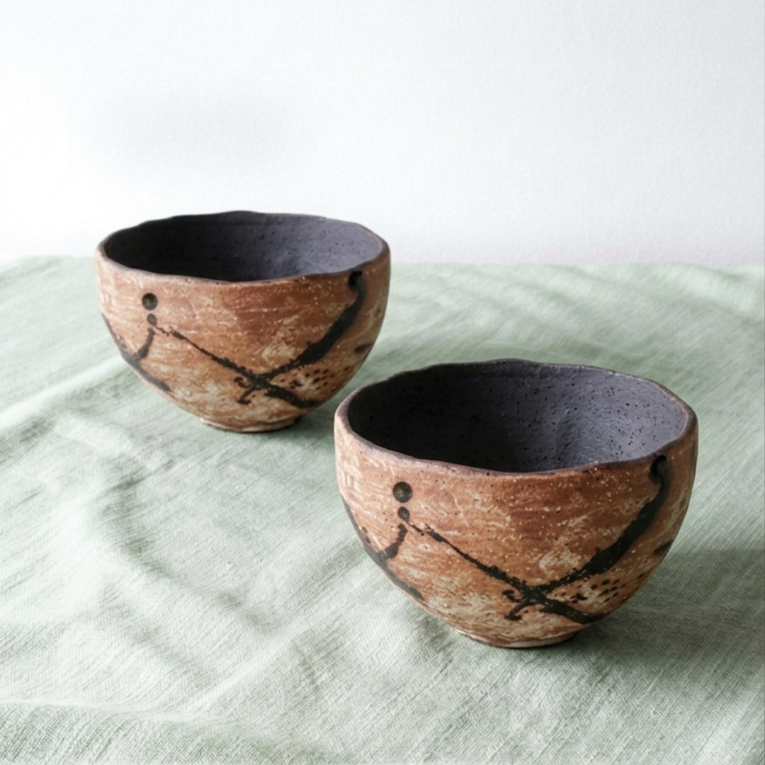Deux bols japonais Kairagi brun terre avec motifs noirs texturés