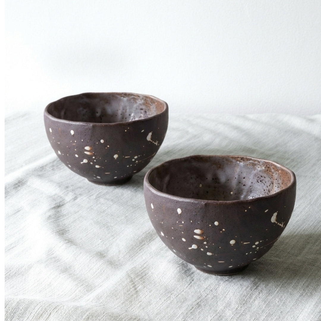 Set de bols japonais en porcelaine avec finition brun charbon et éclats blancs