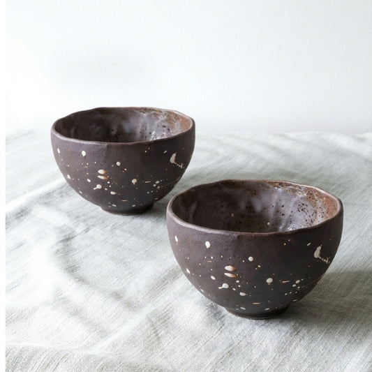 Set de bols japonais en porcelaine avec finition brun charbon et éclats blancs