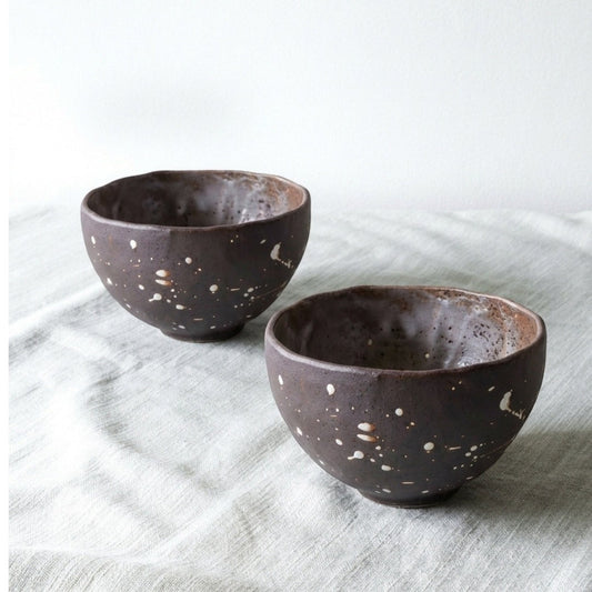Set de bols japonais en porcelaine avec finition brun charbon et éclats blancs