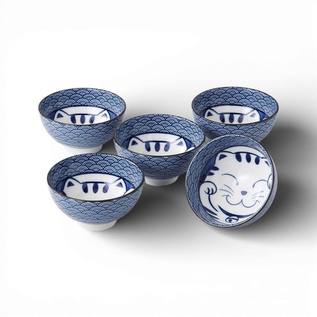Set de 5 bols tête de chat en céramique-porcelaine
Bol japonais forme tête de chat vue de face
Ensemble de bols chat pour table japonaise
Détail d’un bol tête de chat en céramique-porcelaine