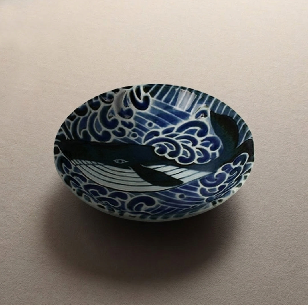 Vue de face d'une coupelle japonaise en céramique porcelaine décorée d'une baleine