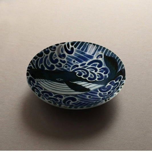 Vue de face d'une coupelle japonaise en céramique porcelaine décorée d'une baleine
