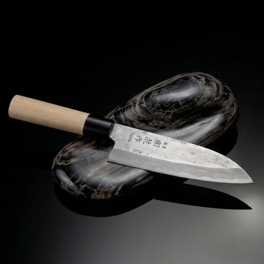 Couteau Santoku japonais à lame de 165 mm et manche en peuplier présenté sur un support noir
