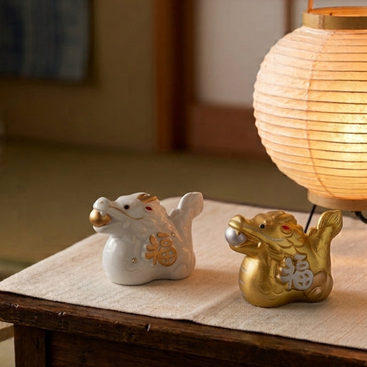Deux figurines dragon japonaises décoratives sur table en bois chaleureux