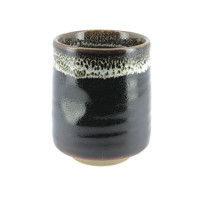 Japanische schwarze Teetasse im Yunomi-Stil