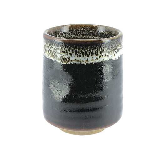 Japanische schwarze Teetasse im Yunomi-Stil