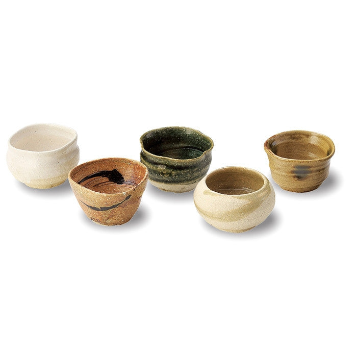 Set de 5 tasses à saké style Oribe Kiseto avec finitions variées présenté sur fond blanc.