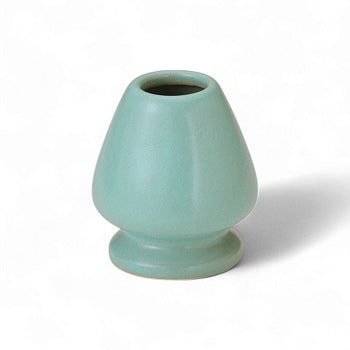 Repose fouet à matcha en céramique vert-bleu sur fond clair