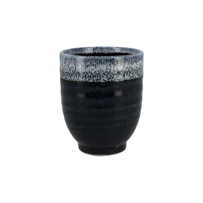 Vue de face d'une tasse à thé en porcelaine bleu marine avec rebord bleu clair texturé sur fond blanc.