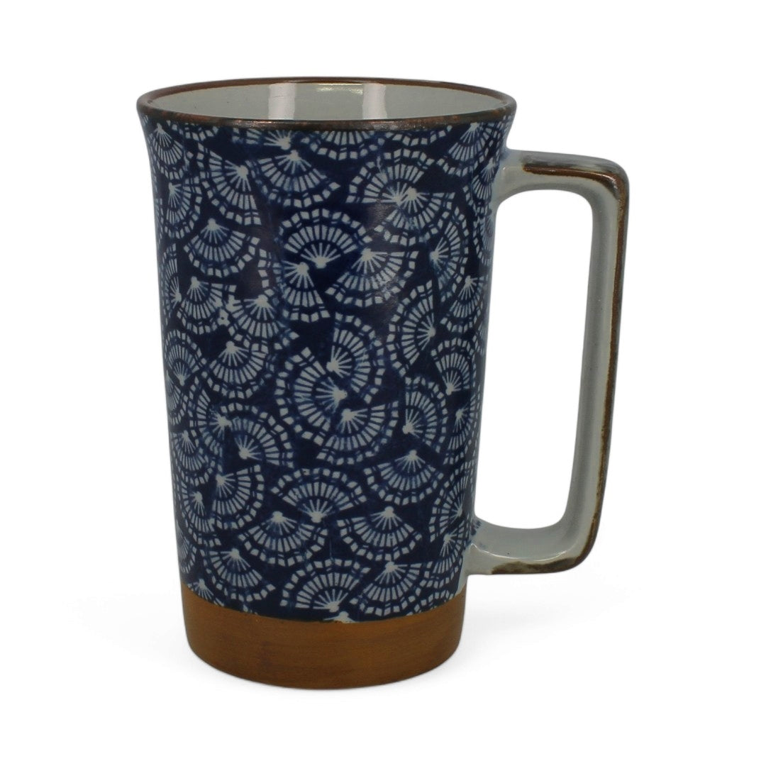 Mug Oogimai bleu en céramique avec motif éventails sur fond blanc.