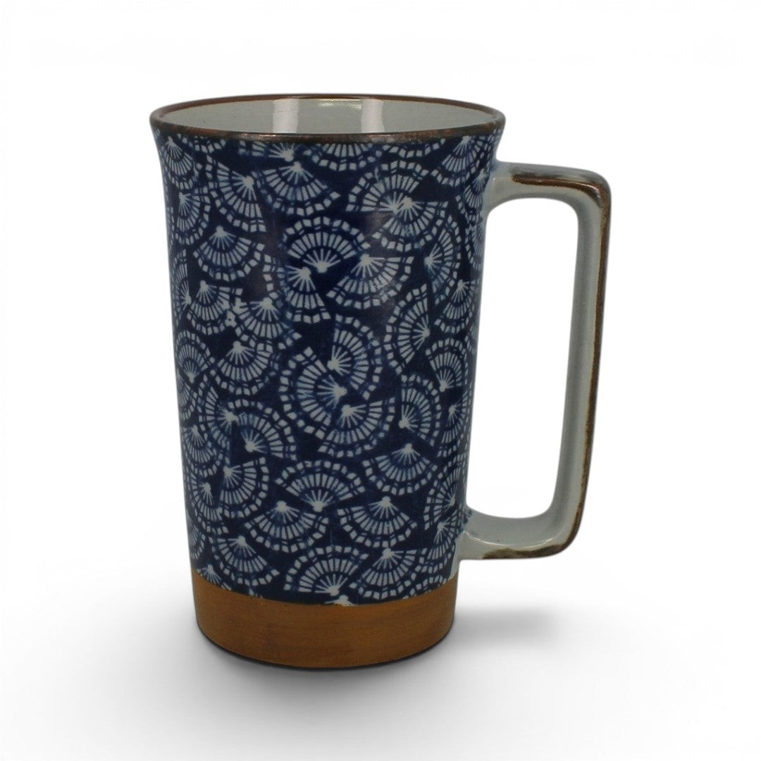 Mug Oogimai bleu en céramique avec motif éventails sur fond blanc.