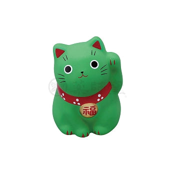 Statuette Maneki Neko verte avec patte levée.
