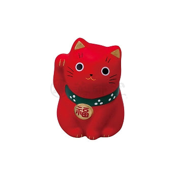Maneki Neko rouge décoratif avec médaillon porte-bonheur.