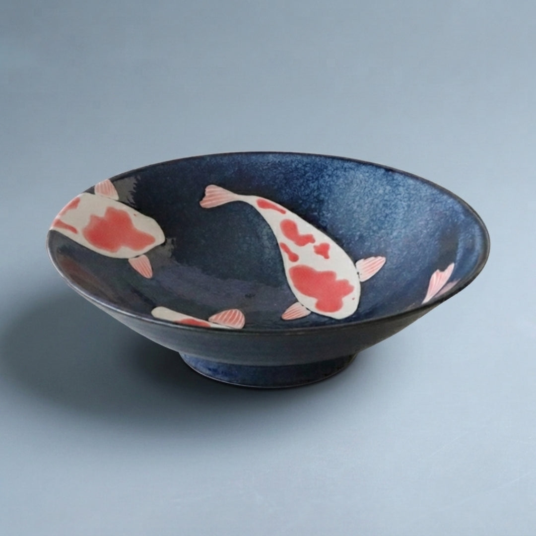 Saladier japonais bleu nuit en céramique avec motif de carpes koi.