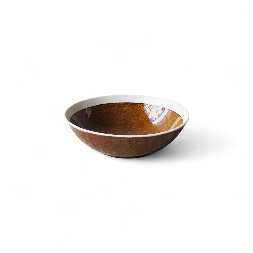 Petit saladier marron en porcelaine aux reflets chaleureux