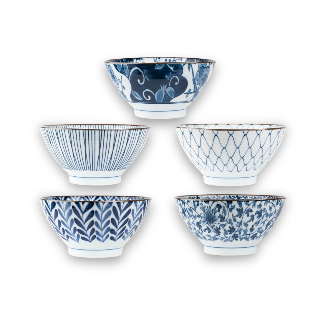Set de 5 bols japonais en porcelaine blanche et bleue aux motifs variés