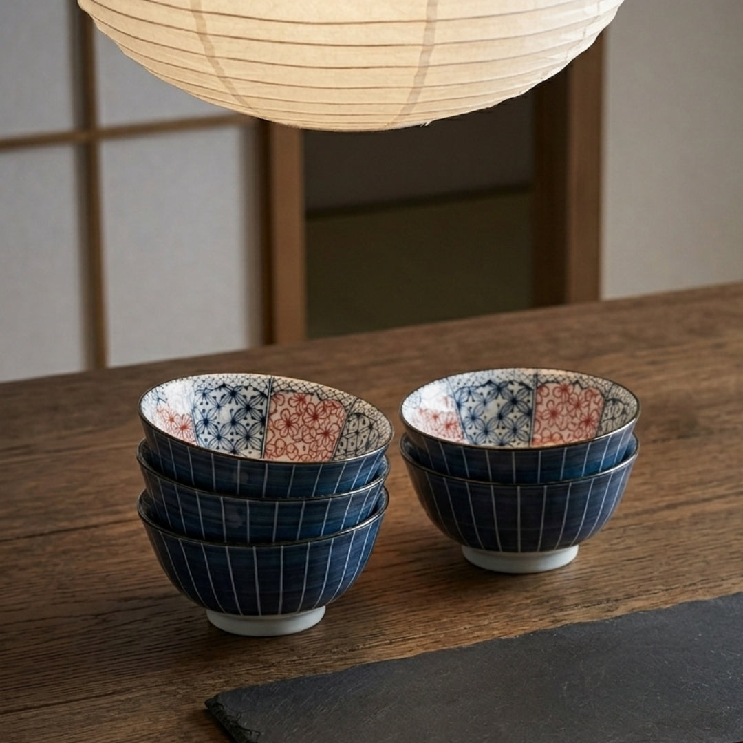 Ensemble de bols japonais empilés et décor traditionnel intérieur