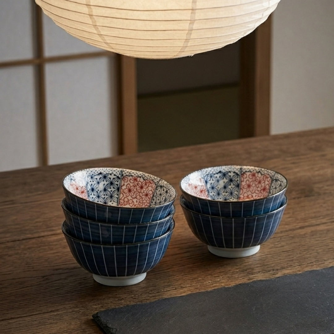 Ensemble de bols japonais empilés et décor traditionnel intérieur
