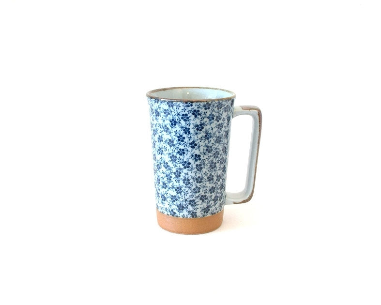 Mug grand fleur en céramique à petites fleurs bleues avec base couleur terre.