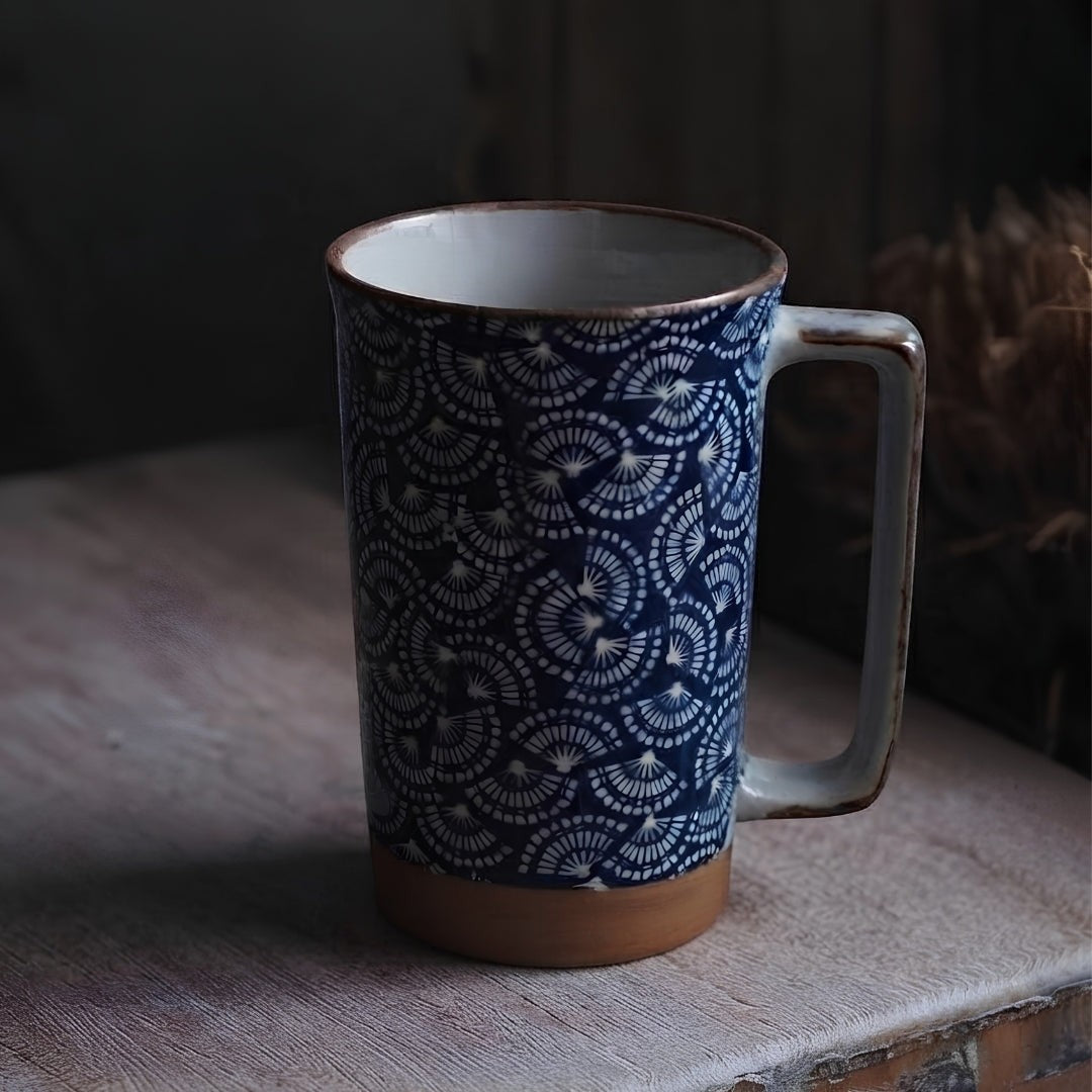 Mug Oogimai bleu en céramique à motif éventails dans une ambiance japonaise chaleureuse.