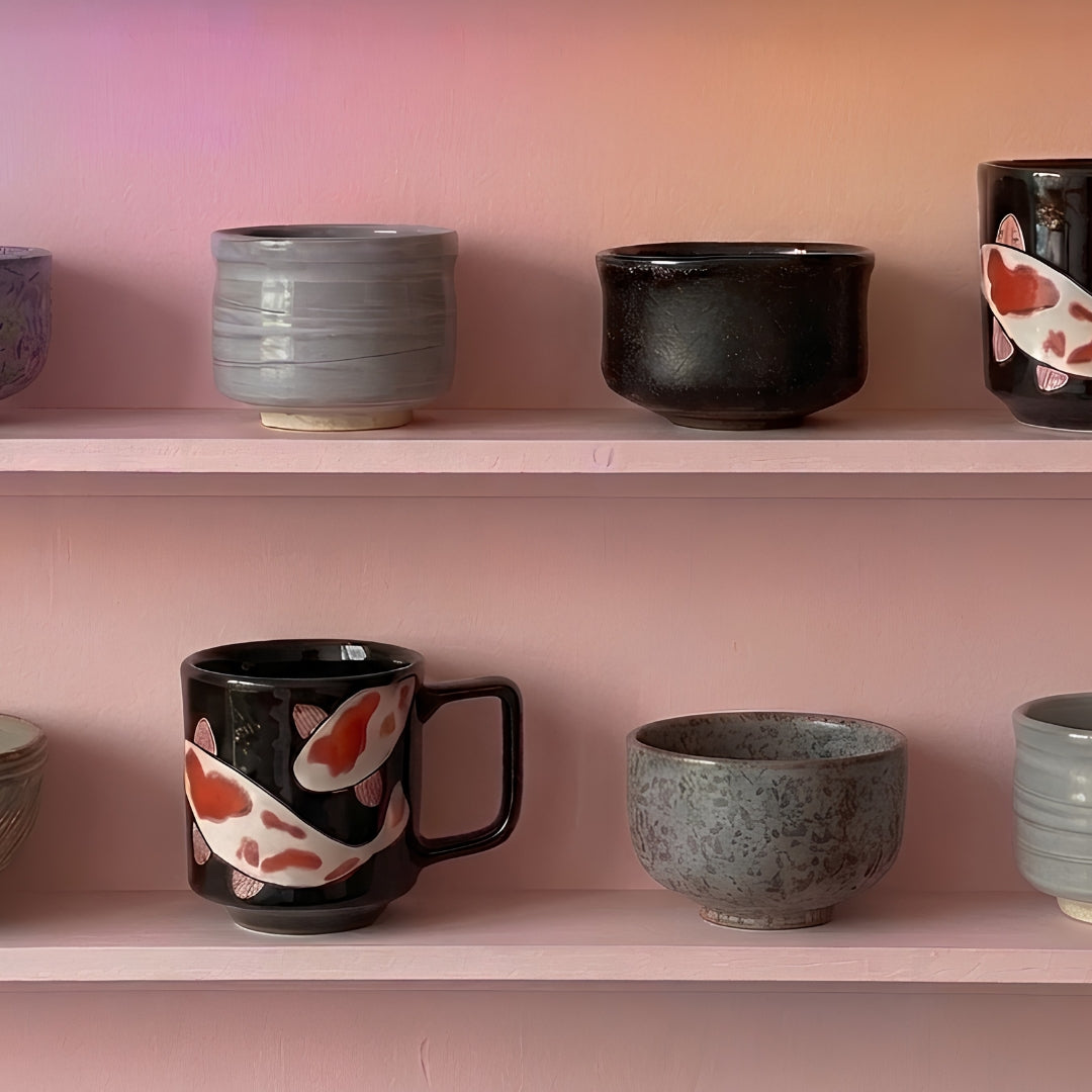 Tasse japonaise motif carpe Koi sur étagère rose ambiance japandi