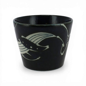 Vue arrière de la tasse soba japonaise à décor baleine sur fond bleu profond
