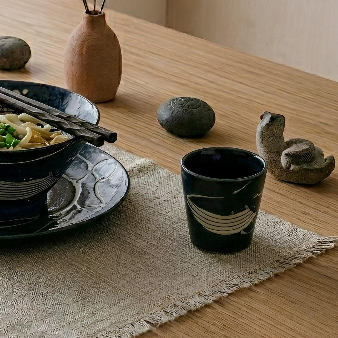 Tasse soba baleine bleu profond en situation sur une table d’inspiration japonaise